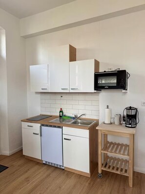 Kühlschrank, Ofen, Herdplatte, Wasserkocher mit Kaffee-/Teezubehör