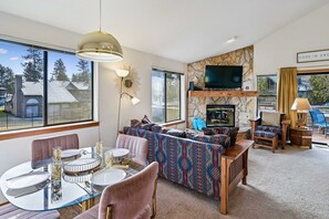 TV, fireplace - 1 Fairway Village-Sunriver, Oregon: Outdoor Pool in Complex, BBQ, WiFi, SHARC Aquatics, Tubing Hill, Mt. Bachelor, Golf, Deschutes River, Tennis, Bike Paths (Sunriver)
