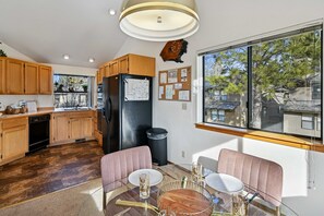 Dining - 1 Fairway Village-Sunriver, Oregon: Outdoor Pool in Complex, BBQ, WiFi, SHARC Aquatics, Tubing Hill, Mt. Bachelor, Golf, Deschutes River, Tennis, Bike Paths (Sunriver)