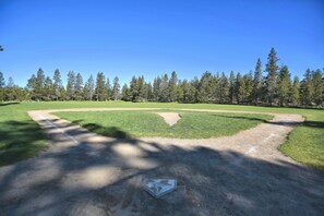 Property grounds - 1 Fairway Village-Sunriver, Oregon: Outdoor Pool in Complex, BBQ, WiFi, SHARC Aquatics, Tubing Hill, Mt. Bachelor, Golf, Deschutes River, Tennis, Bike Paths (Sunriver)