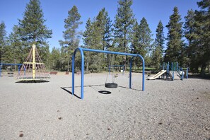 Children's area - 1 Fairway Village-Sunriver, Oregon: Outdoor Pool in Complex, BBQ, WiFi, SHARC Aquatics, Tubing Hill, Mt. Bachelor, Golf, Deschutes River, Tennis, Bike Paths (Sunriver)