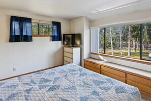 1 bedroom, internet, bed sheets - 1 Fairway Village-Sunriver, Oregon: Outdoor Pool in Complex, BBQ, WiFi, SHARC Aquatics, Tubing Hill, Mt. Bachelor, Golf, Deschutes River, Tennis, Bike Paths (Sunriver)