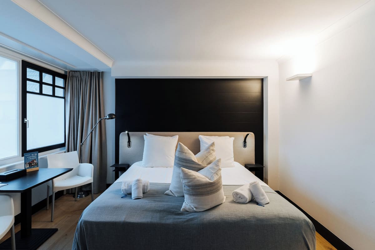 Comfort Üç Kişilik Oda | Dizüstü bilgisayar çalışma alanı, ücretsiz kablosuz İnternet