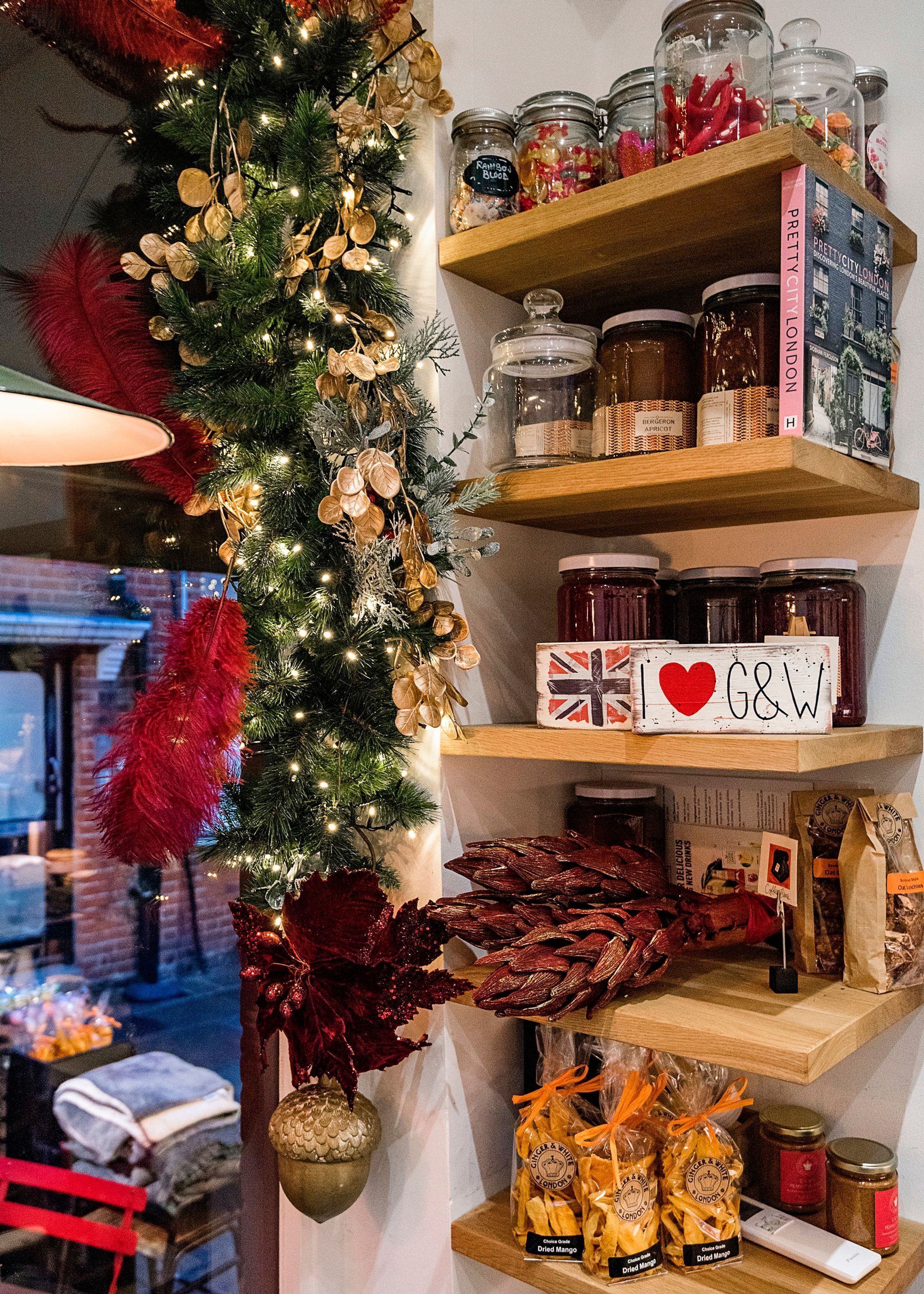 Festliche Dekoration mit Tannenbaum, Einmachgläsern und einem Schild, das Zuneigung für G&W ausdrückt.