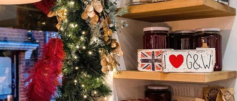 Festliche Dekoration mit Tannenbaum, Einmachgläsern und einem Schild, das Zuneigung für G&W ausdrückt.