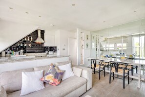 House | 1 bedroom, desk, Internet - The Luxury Treehouse - One bed Little Venice - by Out of Office Lifestyle (London)