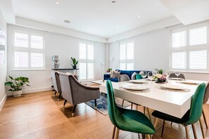 2 bedrooms, Internet - The Smooth Velvet - by Out of Office Lifestyle (London)