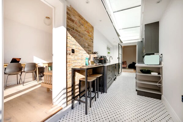 Apartment | 1 bedroom, Internet - The Blooming Minimalist- by Out of Office Lifestyle (London)