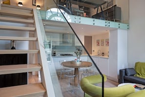 House | 2 bedrooms, Internet - The Artists Hideaway-2 bed Mezzanine in Paddington - by Out of Office Lifestyle (London)