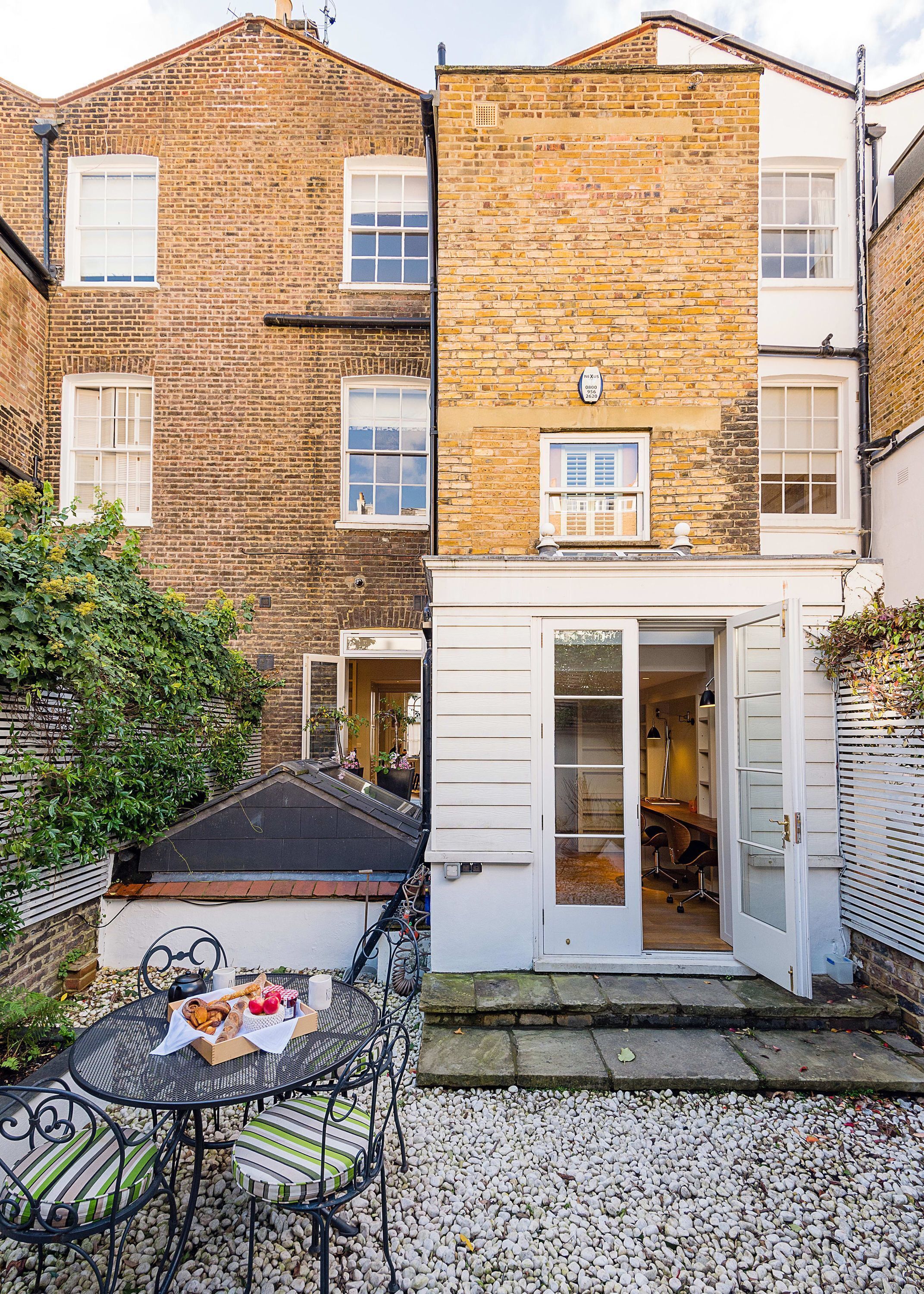 3 bedrooms, desk, Internet