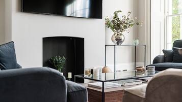 3 bedrooms, desk, Internet