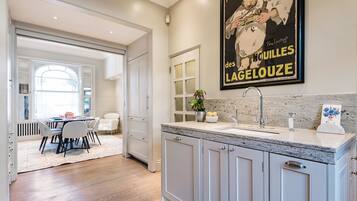 3 bedrooms, desk, Internet