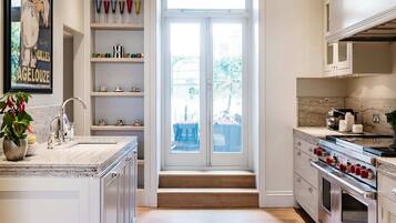 3 bedrooms, desk, Internet