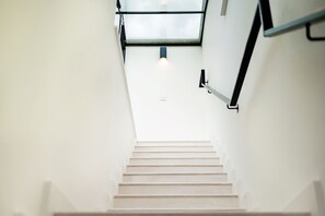 Un escalier surmonté d’une lucarne, qui mène à l’étage supérieur.