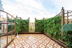 Apartment | 3 bedrooms, Internet - The Chelsea Flower 2 bed -by Out of Office Lifestyle (London)