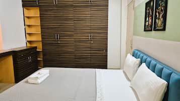3 bedrooms, iron/ironing board, WiFi, bed sheets