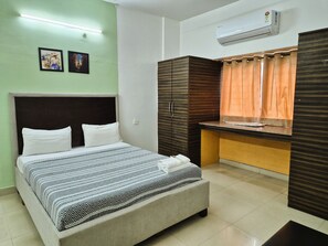 3 habitaciones, tabla de planchar con plancha, wifi y ropa de cama 