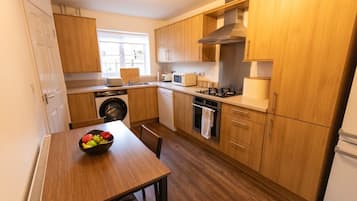 House | Private kitchen | Fridge, microwave, oven, stovetop