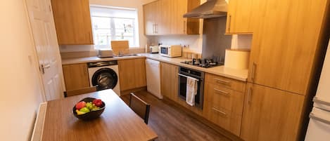 Rumah | Dapur pribadi | Lemari es, microwave, oven, dan kompor