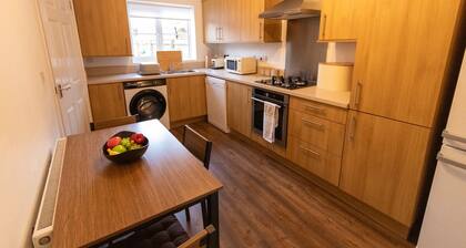 Swindon Cozy 2BR Retreat