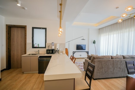 Intérieur. Riverbank 1-bedroom apartment in terrific Nairobi Pool & Gym