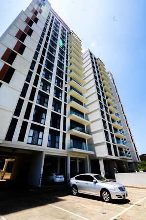 Exterior - Riverbank 1-bedroom apartment in terrific Nairobi Pool & Gym (Nairobi)