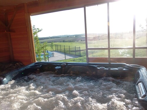 Nuit insolite en  roulotte, prestations hôtelières au milieu de la nature .