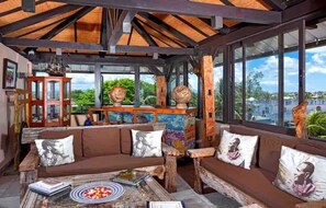 Smart TV, libros y impresora 