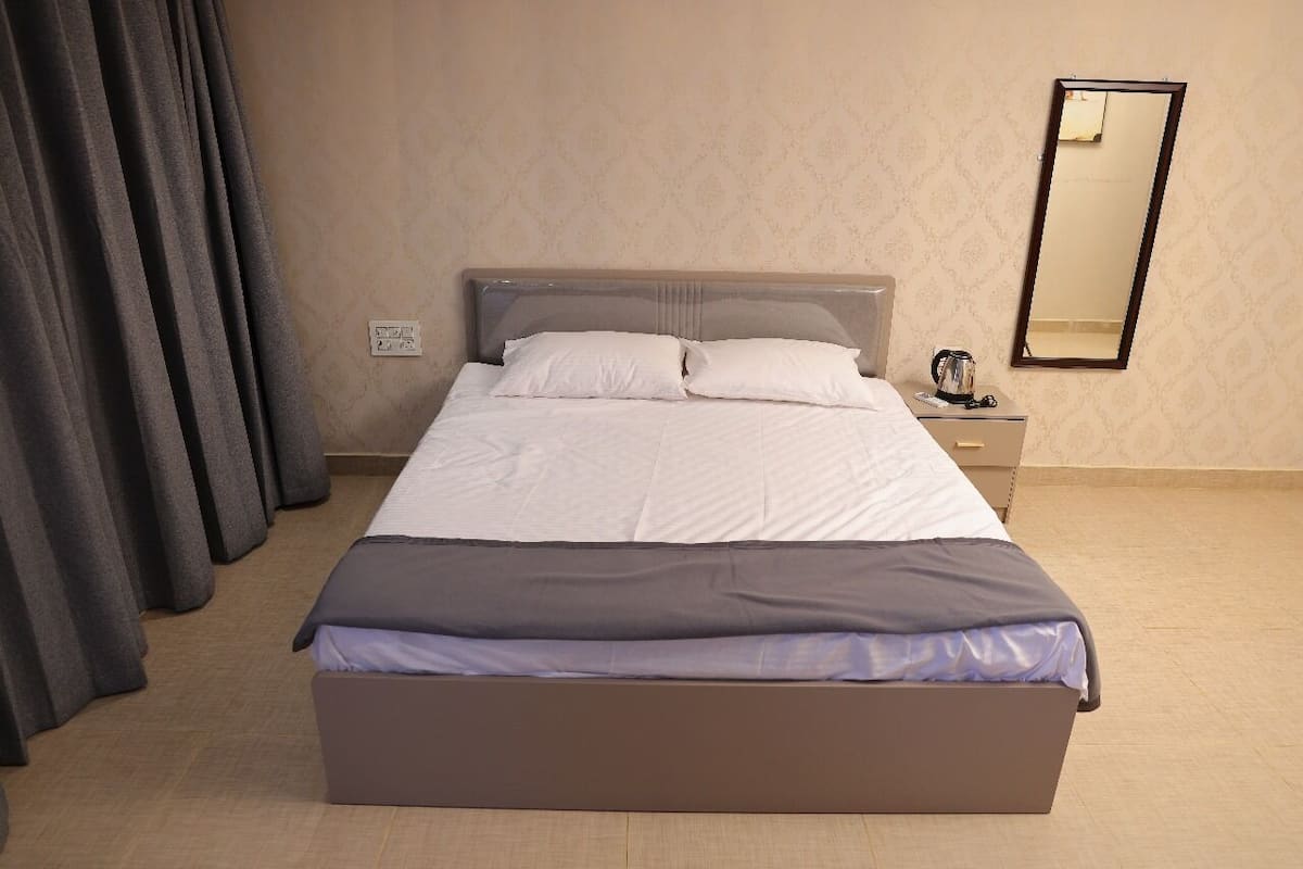 1 bedroom, laptop workspace, bed sheets