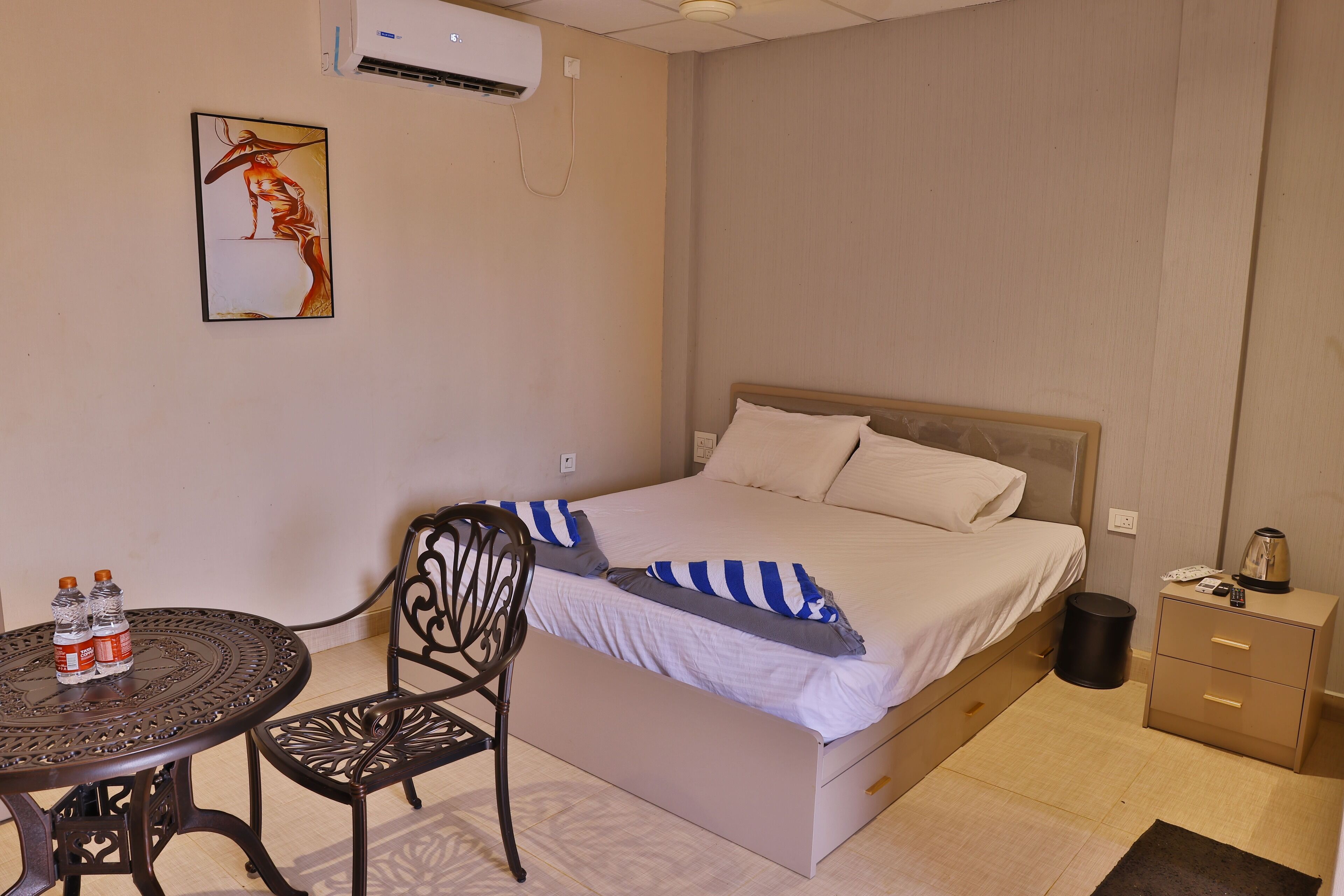 Deluxe Double Room | Laptop workspace, bed sheets