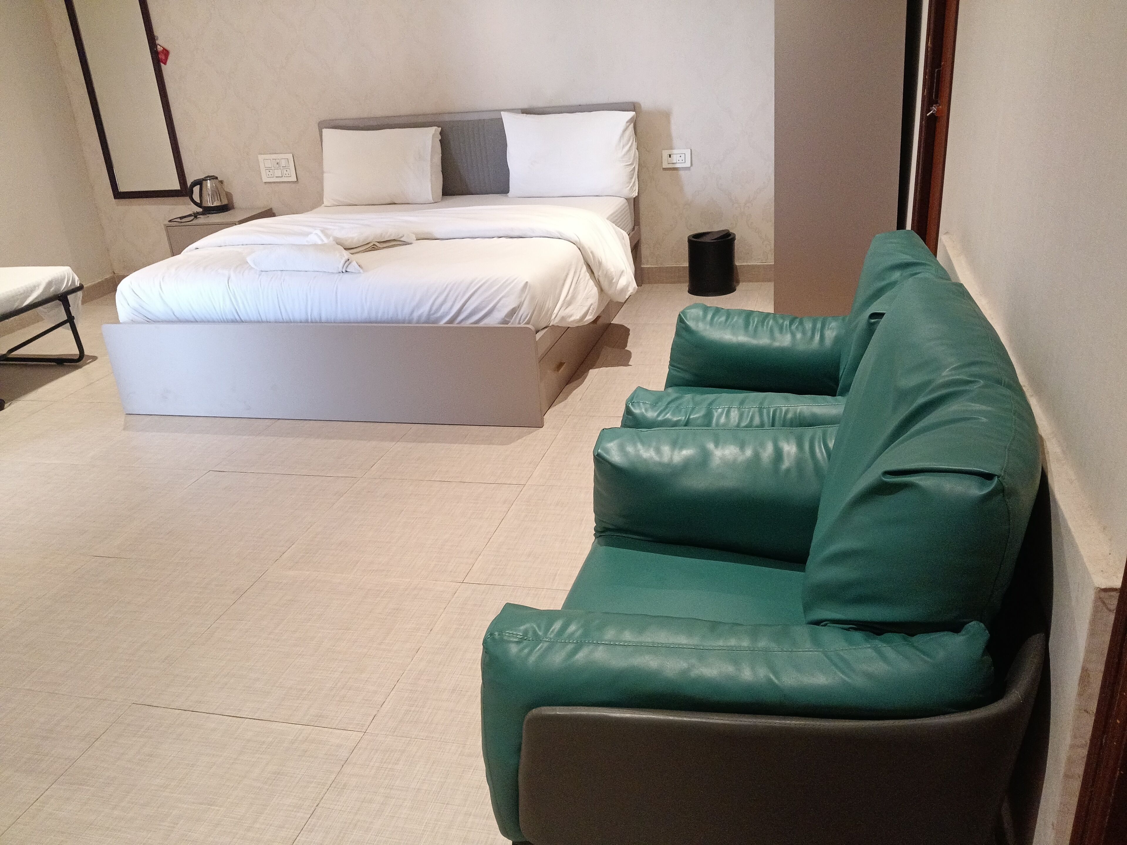 Suite, Lake View | Laptop workspace, bed sheets