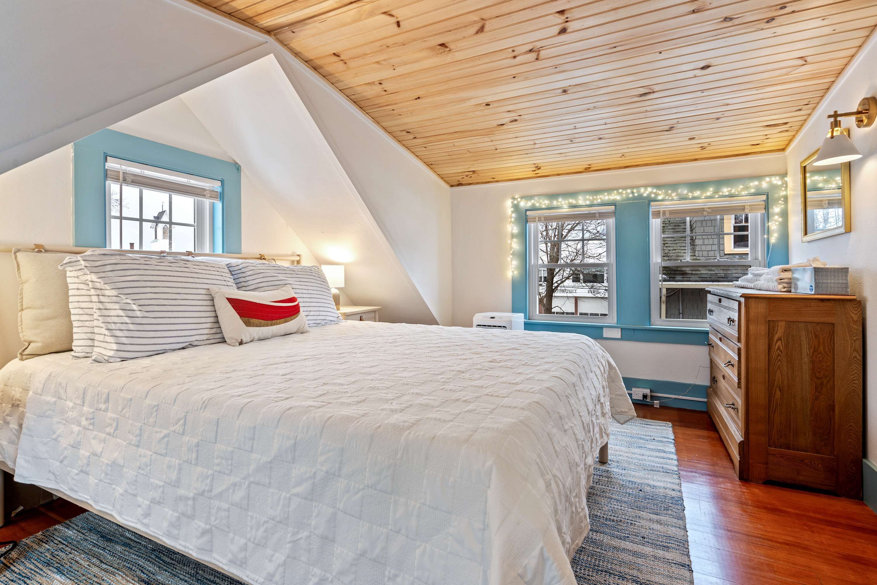 House, Multiple Beds, Kitchen, Garden View (Sandpiper - Cottage) | 2 bedrooms, individually decorated, individually furnished, bed sheets