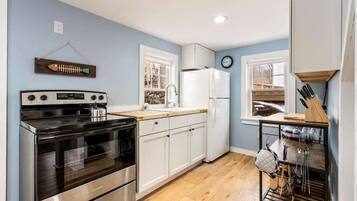 Nhà, nhiều giường, bếp, quang cảnh vườn (Sandpiper - Cottage) | Bếp riêng | Tủ lạnh, lò vi sóng, lò nướng, bếp nấu