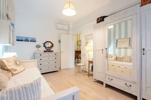 Appartement, 1 lit double et 1 canapé-lit, balcon, vue sur la ville | 1 chambre, bureau, espace de travail pour ordinateurs portables