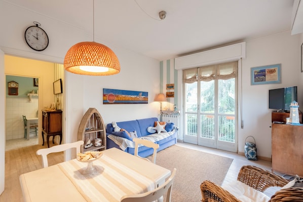 Appartement, 1 lit double et 1 canapé-lit, balcon, vue sur la ville | Aire de séjour | Téléviseur à écran plat de 43 po avec télévision numérique