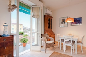 Appartement, 1 lit double et 1 canapé-lit, balcon, vue sur la ville | Aire de séjour | Téléviseur à écran plat de 43 po avec télévision numérique