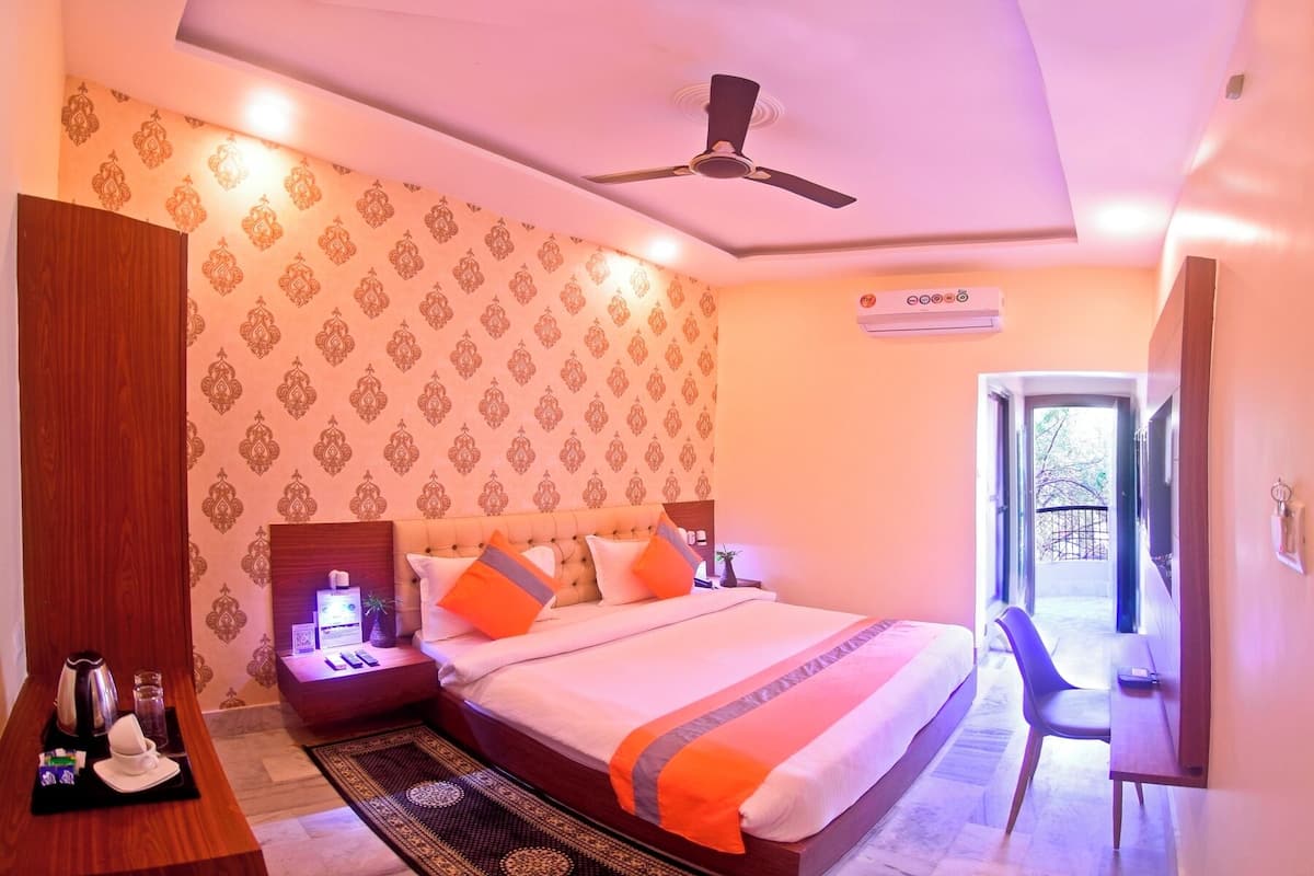 Superior Double Room, Balcony, City View | 1 bedroom, desk, laptop workspace, blackout drapes