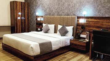 Comfort suite, balkon, uitzicht op de stad | Woonruimte | Een printer