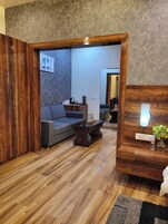 Comfort Suite, Balcony, City View | Living area