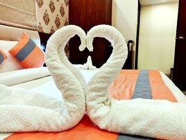 Een bed met een handdoek in de vorm van een hart.