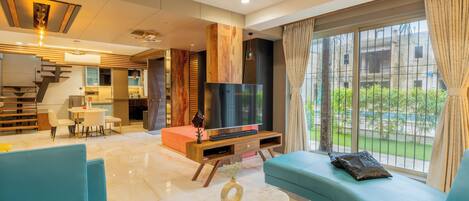 Family Room, Balcony, City View | Living room