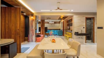 Family Room, Balcony, City View | Dining room
