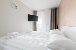 Tabla de planchar con plancha, wifi gratis y ropa de cama 