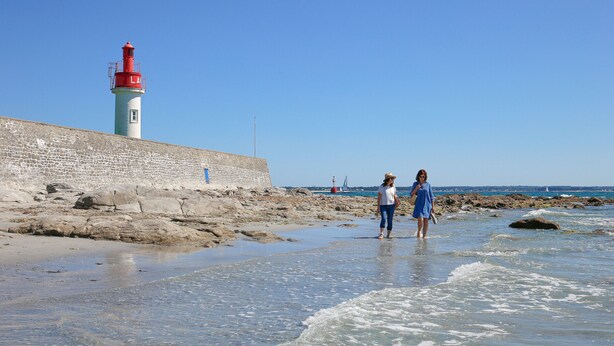 A coastal scene with a lighthouse and rocky shoreline. - Apartment for 4 - 400m from the beach (Loctudy)
