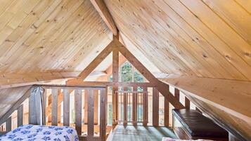 2 bedrooms, iron/ironing board, WiFi