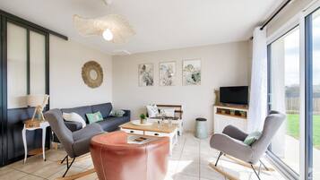 Télévision, baby-foot, table de tennis de table