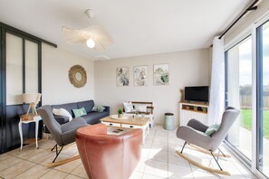 Fernseher, Tischfußball, Tischtennisplatte