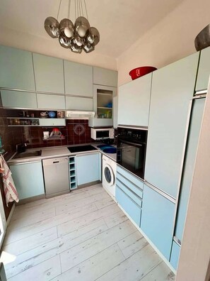 ثلاجة، ميكروويف، فرن، موقد طهي مسطح