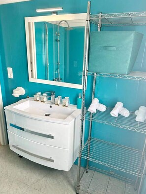 Shower, towels - ValrasLoc Seaside Apartment (Valras-Plage)