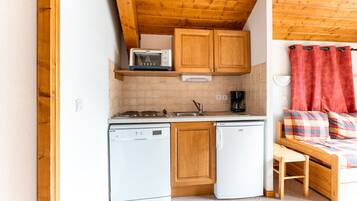 Réfrigérateur, four, lave-vaisselle, cafetiÚre/bouilloire